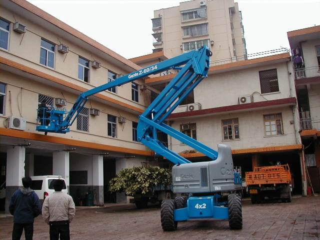 高空作業(yè)車與救護車 兩種特殊車輛在公共服務(wù)中的角色